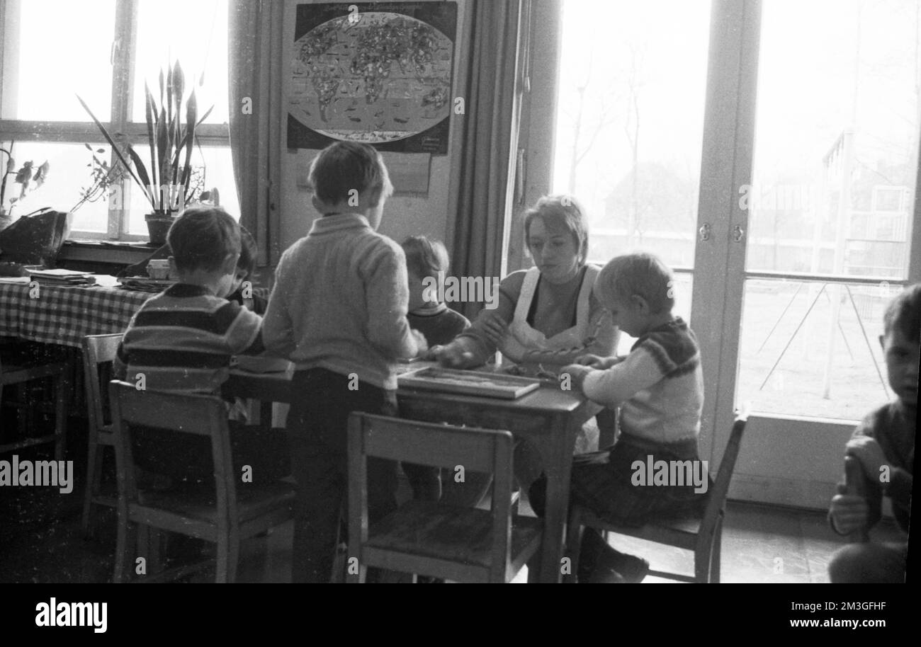 Questo asilo collisery con un sacco di musica e dipinti di Ruhrkohle AG (RAG) è gestito in modo esemplare qui su 07. 08. 1968 a Dortmund Foto Stock