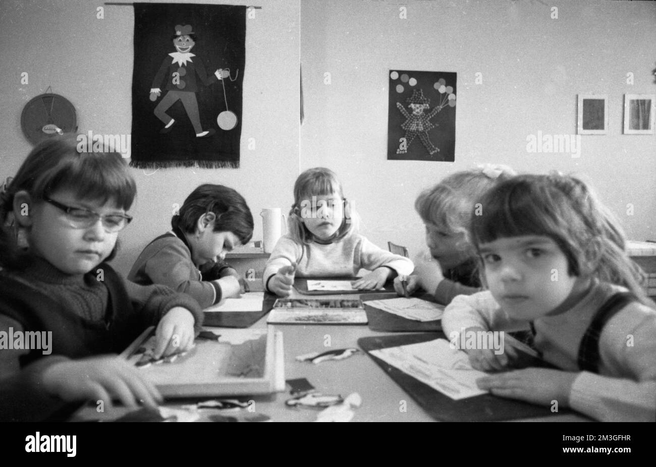 Questo asilo collisery con un sacco di musica e dipinti di Ruhrkohle AG (RAG) è gestito in modo esemplare qui su 07. 08. 1968 a Dortmund Foto Stock