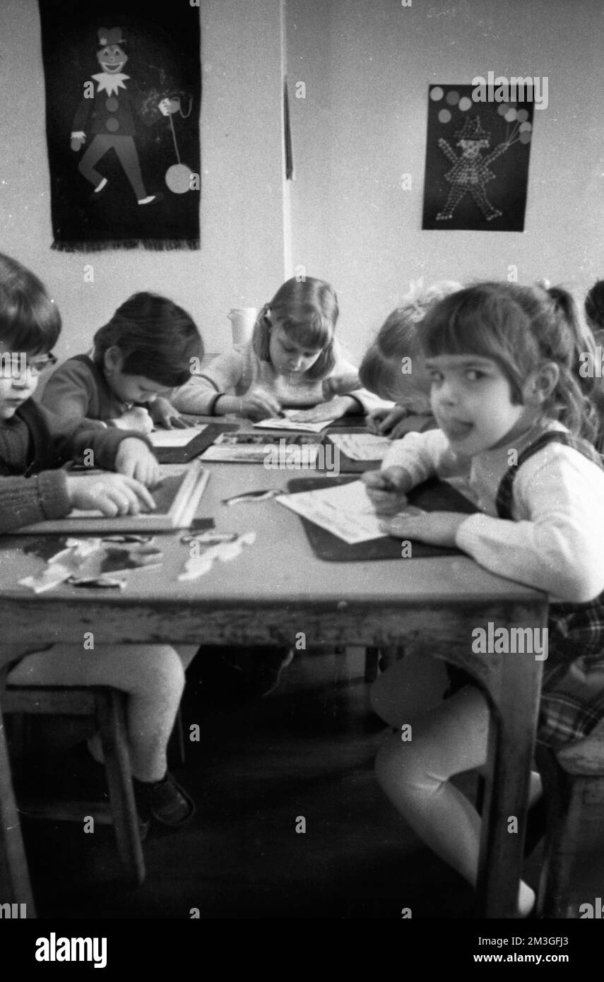 Questo asilo collisery con un sacco di musica e dipinti di Ruhrkohle AG (RAG) è gestito in modo esemplare qui su 07. 08. 1968 a Dortmund Foto Stock