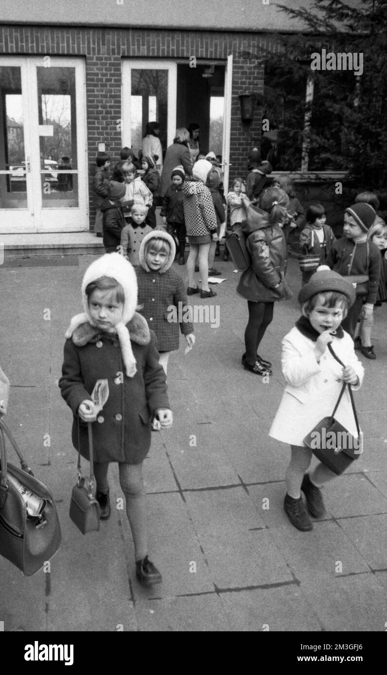 Questo asilo collisery con un sacco di musica e dipinti di Ruhrkohle AG (RAG) è gestito in modo esemplare qui su 07. 08. 1968 a Dortmund Foto Stock