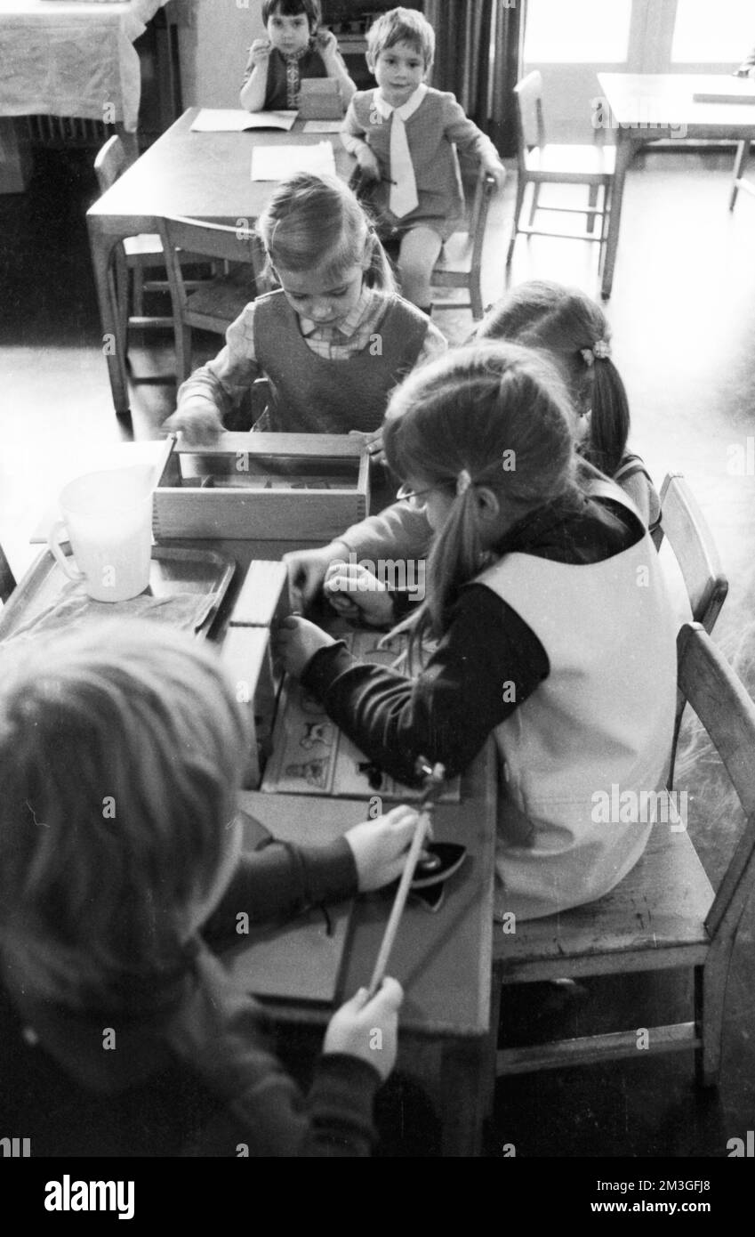 Questo asilo collisery con un sacco di musica e dipinti di Ruhrkohle AG (RAG) è gestito in modo esemplare qui su 07. 08. 1968 a Dortmund Foto Stock