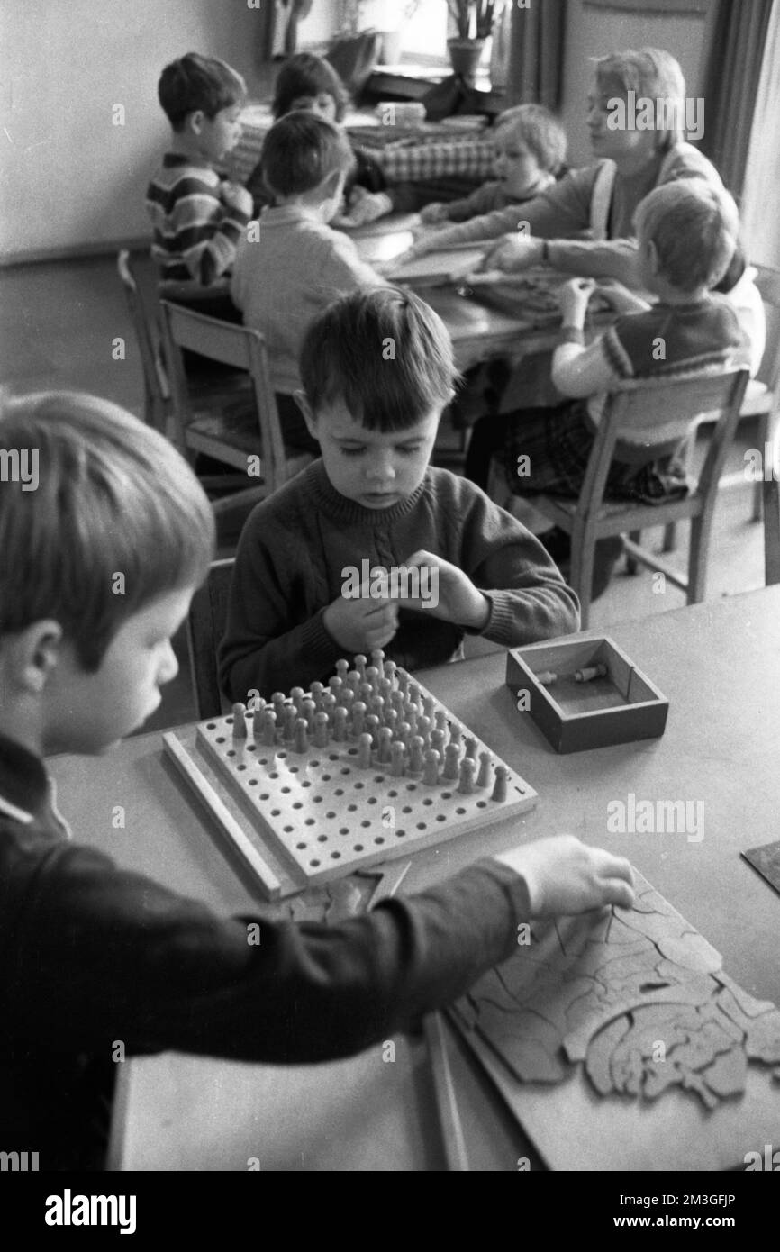 Questo asilo collisery con un sacco di musica e dipinti di Ruhrkohle AG (RAG) è gestito in modo esemplare qui su 07. 08. 1968 a Dortmund Foto Stock