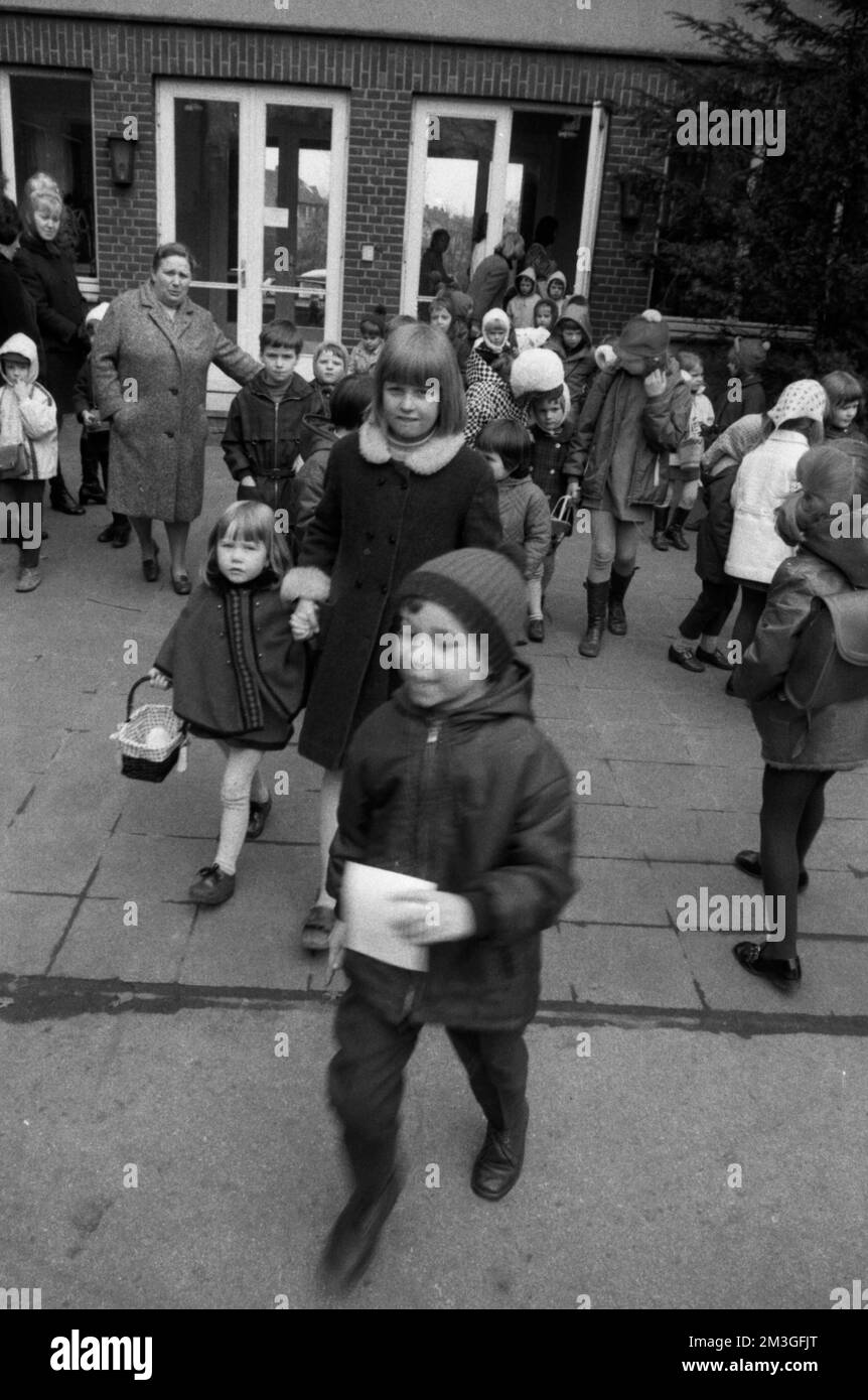 Questo asilo collisery con un sacco di musica e dipinti di Ruhrkohle AG (RAG) è gestito in modo esemplare qui su 07. 08. 1968 a Dortmund Foto Stock