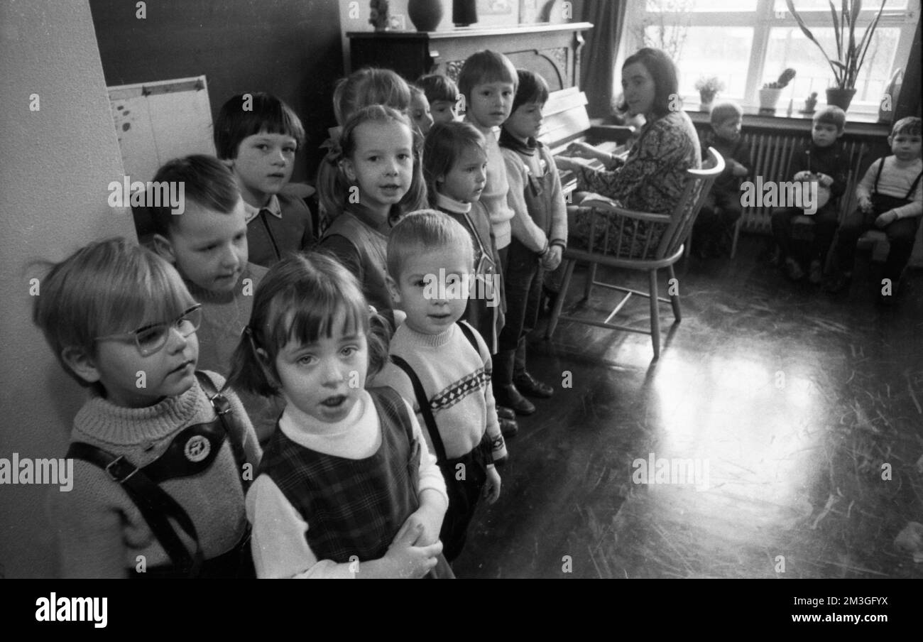 Questo asilo collisery con un sacco di musica e dipinti di Ruhrkohle AG (RAG) è gestito in modo esemplare qui su 07. 08. 1968 a Dortmund Foto Stock