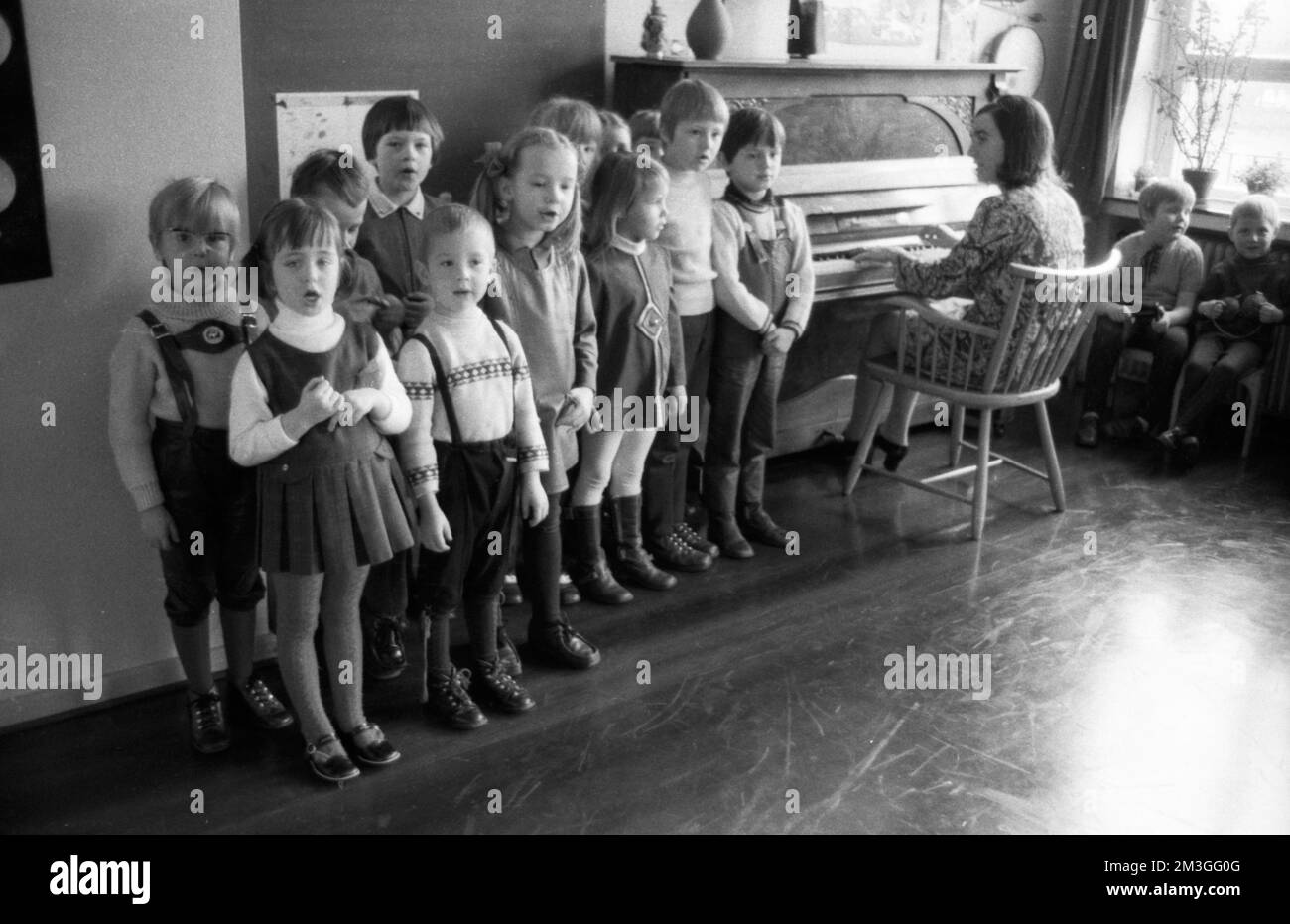 Questo asilo collisery con un sacco di musica e dipinti di Ruhrkohle AG (RAG) è gestito in modo esemplare qui su 07. 08. 1968 a Dortmund Foto Stock