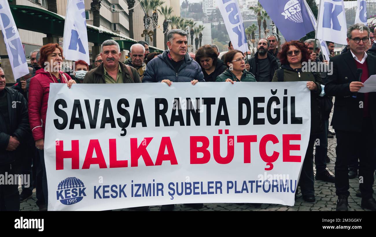La piattaforma Izmir della KESK (Confederazione dei sindacati pubblici dei dipendenti) ha protestato per le difficoltà finanziarie in Turchia e ha gridato: "Le zone non possono essere vietate ai lavoratori! Non possiamo vivere, "vogliamo un sostentamento, non un bilancio elettorale!” Hanno anche protestato per la condanna a pene detentive e il divieto politico che ieri è stato concesso al sindaco di Istanbul Ekrem Imamoglu. Foto Stock