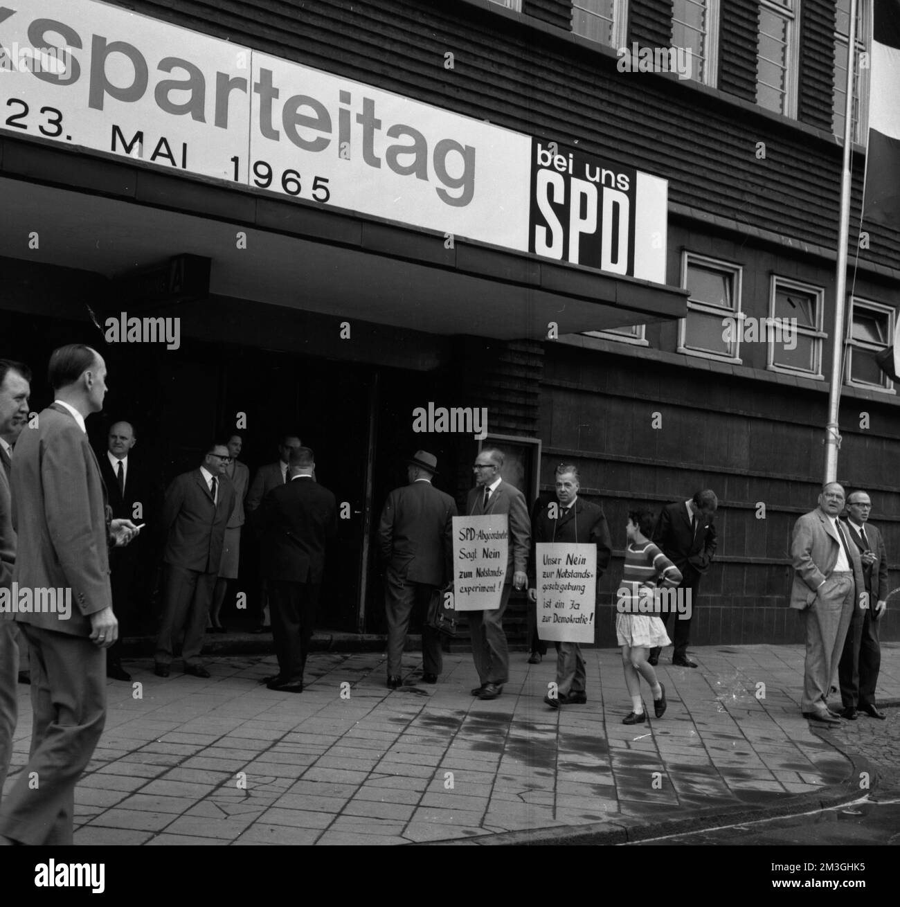 La conferenza di partito distrettuale del DOCUP, qui il 23 maggio 1965 a Duisburg con l'ospite Willy Brandt, è stata accompagnata da proteste contro l'emergenza Foto Stock