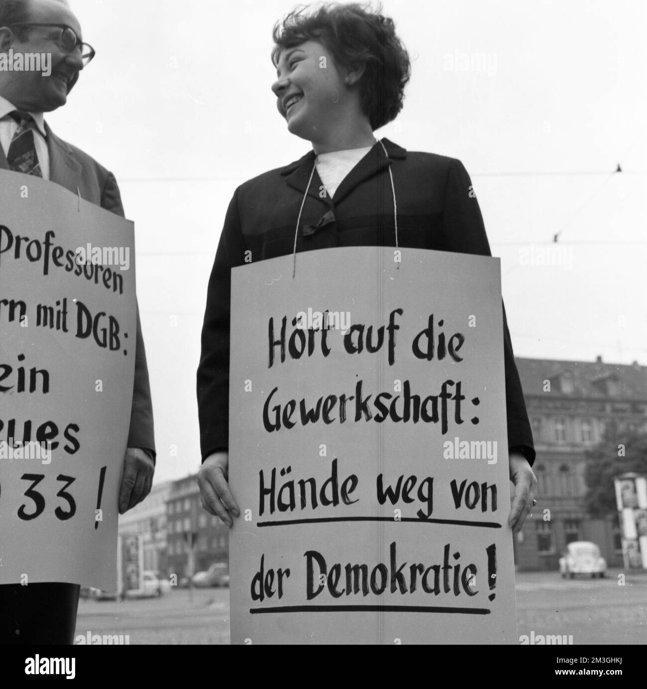 La conferenza di partito distrettuale del DOCUP, qui il 23 maggio 1965 a Duisburg con l'ospite Willy Brandt, è stata accompagnata da proteste contro l'emergenza Foto Stock