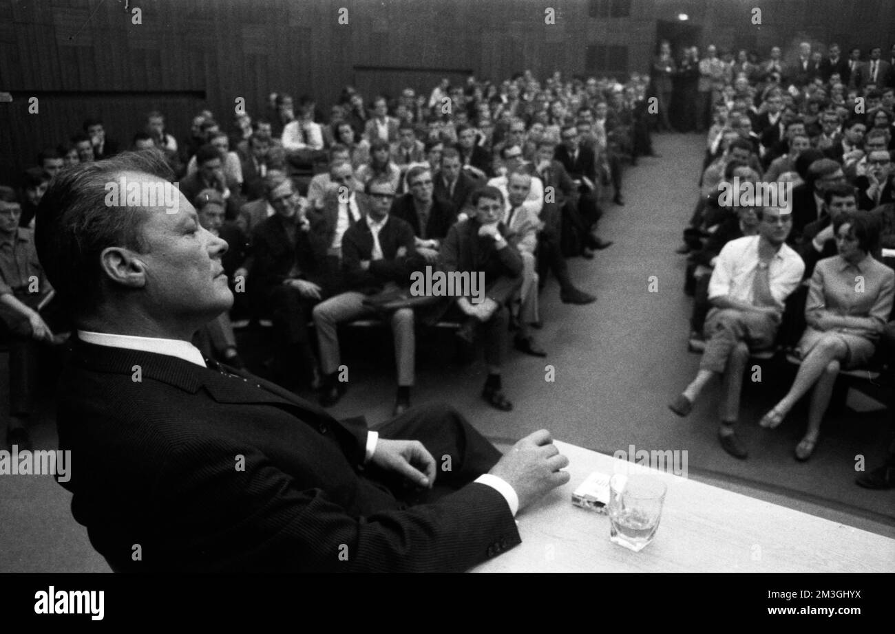 All'Università di Bonn, Willy Brandt parla agli studenti nel 1968 nell'attuale capitale federale, la Germania Foto Stock