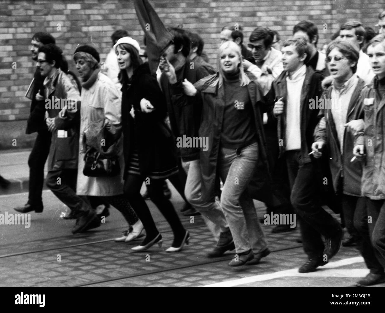 Molte migliaia di persone si sono riunite a Bonn il 11. 5. 1968 per la marcia su Bonn per protestare contro le leggi di emergenza, Germania Foto Stock