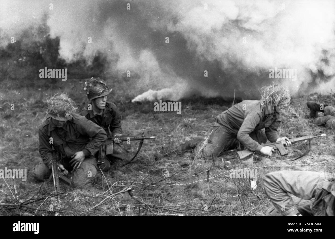 La formazione di base dei coscritti nel 1965 in una caserma a Dortmund e in un'area di addestramento militare nella brughiera di Lueneburg, in Germania Foto Stock