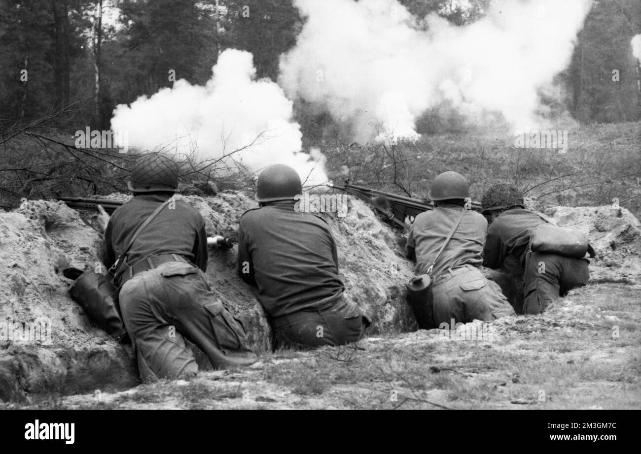 La formazione di base dei coscritti nel 1965 in una caserma a Dortmund e in un'area di addestramento militare nella brughiera di Lueneburg, in Germania Foto Stock