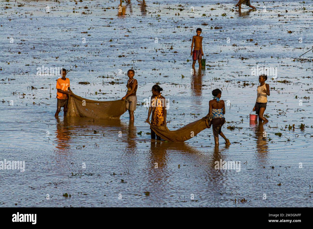 Locali che pescano in un lago poco profondo, Ankarana Special Reserve, Madagascar Foto Stock