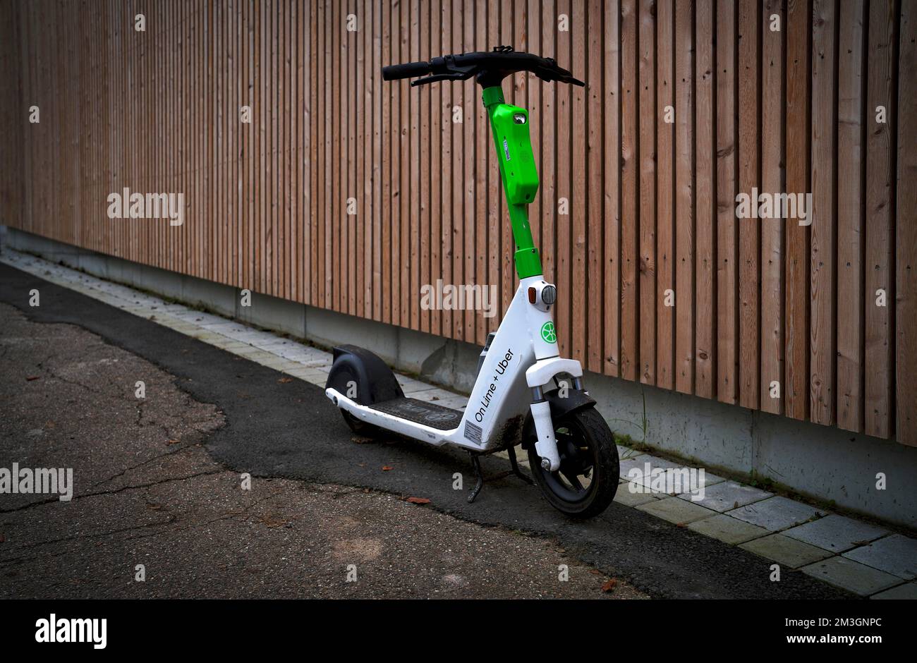 E-scooter parcheggiato sul lato della strada nel noleggio bici della società Lime, Onlime o Uber, Stoccarda, Baden-Wuerttemberg, Germania Foto Stock