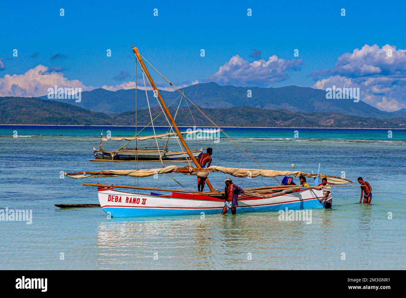 Barca a vela nelle acque dell'isola di Nosy Iranja vicino Nosy Be, Madagascar Foto Stock