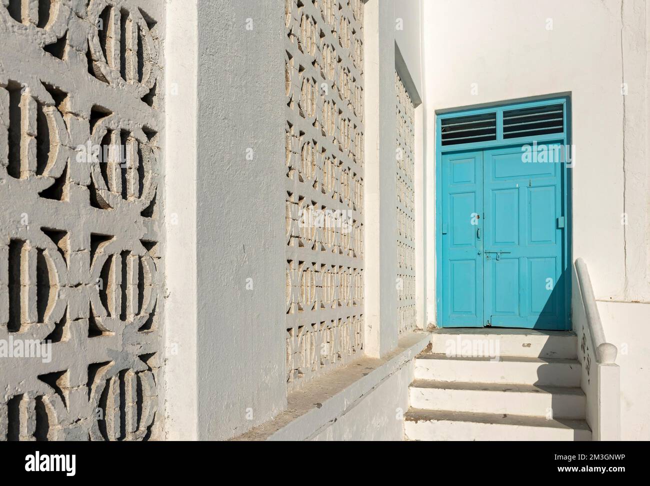 Porta blu, architettura coloniale, Muttrah Corniche, Muscat, Oman Foto Stock