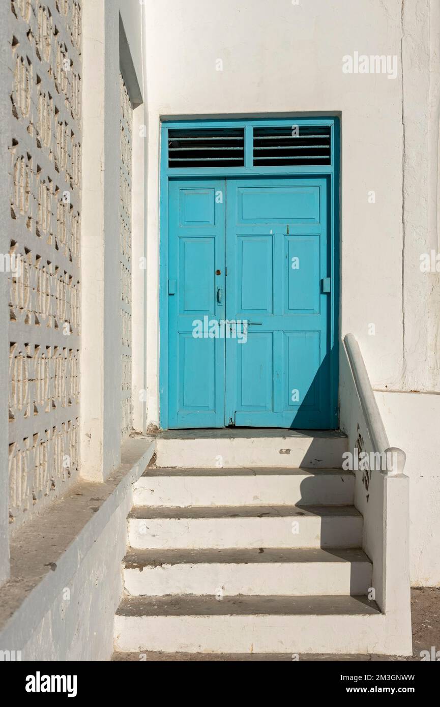 Porta blu, architettura coloniale, Muttrah Corniche, Muscat, Oman Foto Stock