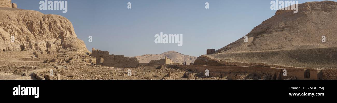 Panorama di Deir el Medina, il villaggio dei lavoratori sulla sponda occidentale Luxor, Egitto Foto Stock