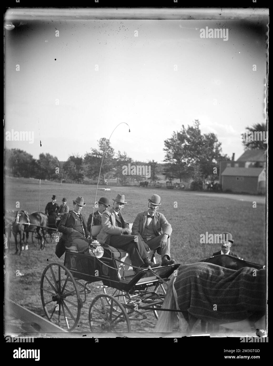 Uomini in carrozza trainata da cavalli , veicoli. Collezione di diapositive in vetro della biblioteca pubblica di Hingham Foto Stock