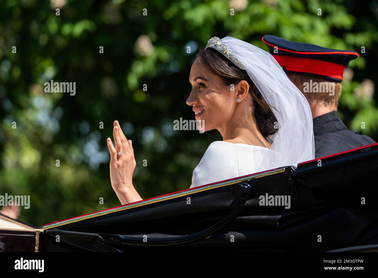 Meghan Markle e il principe Harry carrello processione dopo il Royal Wedding a Windsor. Sul lungo cammino. Il Duca e la Duchessa di Sussex. Abito da sposa Foto Stock