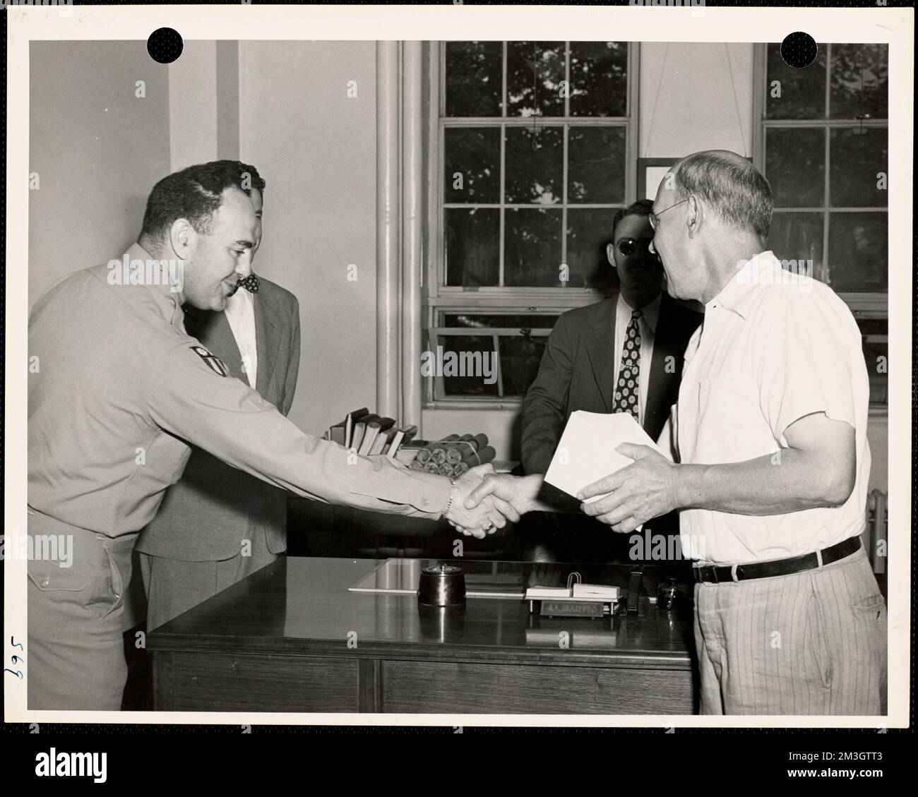 Uomini che scuotono le mani, la Messa dell'Arsenale di Watertown.. Record degli Stati Uniti Esercito operativo Foto Stock