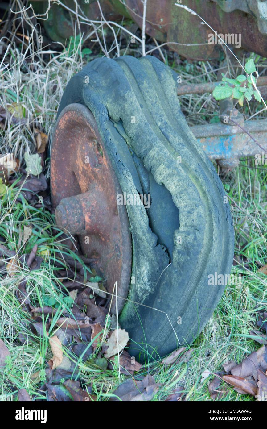 Primo piano della vecchia ruota arrugginita del trattore abbandonato, Regno Unito Foto Stock