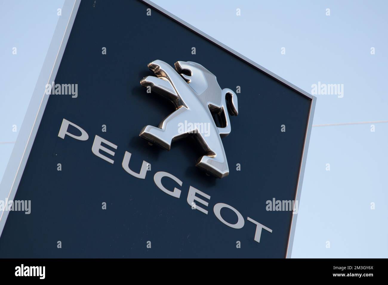 Logo Peugeot in uno showroom a Danzica, Polonia Foto Stock