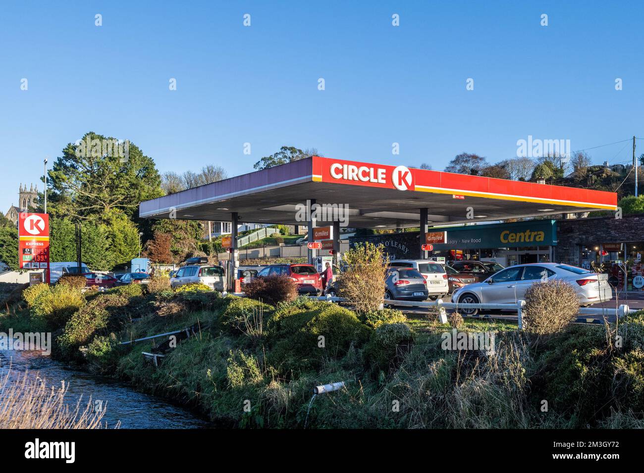 Bandon, West Cork, Irlanda. 15th Dec, 2022. Il concessionario di carburante Circle K ha ridotto il carburante di 20c dollari al litro oggi. Il carburante è stato ridotto tra il 1pm e il 4pm in 350 stazioni di servizio in Irlanda come un ringraziamento da parte dell'azienda. Ci sono state grandi code al Circle K Bandon mentre gli automobilisti hanno cercato di riempire prima del 4pm. Credit: AG News/Alamy Live News Foto Stock