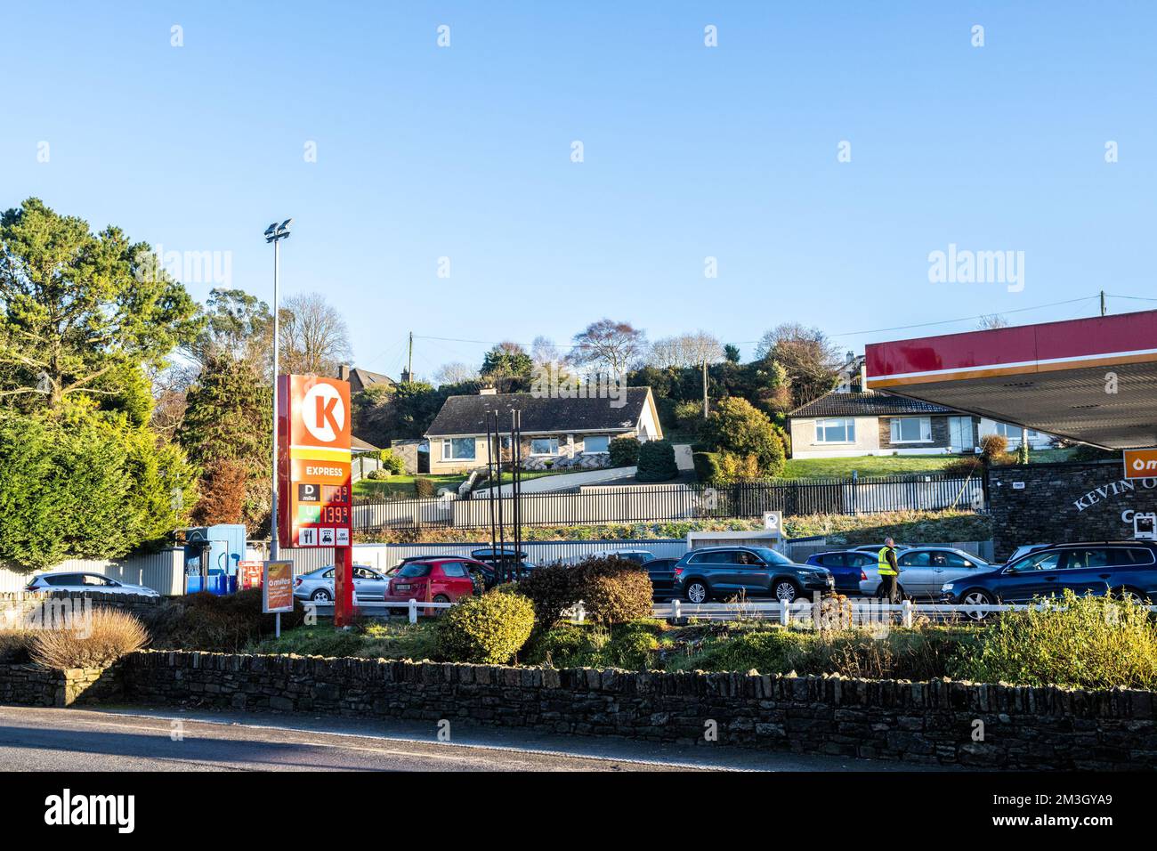 Bandon, West Cork, Irlanda. 15th Dec, 2022. Il concessionario di carburante Circle K ha ridotto il carburante di 20c dollari al litro oggi. Il carburante è stato ridotto tra il 1pm e il 4pm in 350 stazioni di servizio in Irlanda come un ringraziamento da parte dell'azienda. Ci sono state grandi code al Circle K Bandon mentre gli automobilisti hanno cercato di riempire prima del 4pm. Credit: AG News/Alamy Live News Foto Stock