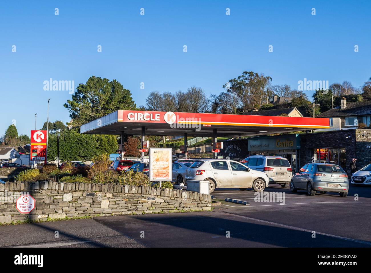 Bandon, West Cork, Irlanda. 15th Dec, 2022. Il concessionario di carburante Circle K ha ridotto il carburante di 20c dollari al litro oggi. Il carburante è stato ridotto tra il 1pm e il 4pm in 350 stazioni di servizio in Irlanda come un ringraziamento da parte dell'azienda. Ci sono state grandi code al Circle K Bandon mentre gli automobilisti hanno cercato di riempire prima del 4pm. Credit: AG News/Alamy Live News Foto Stock