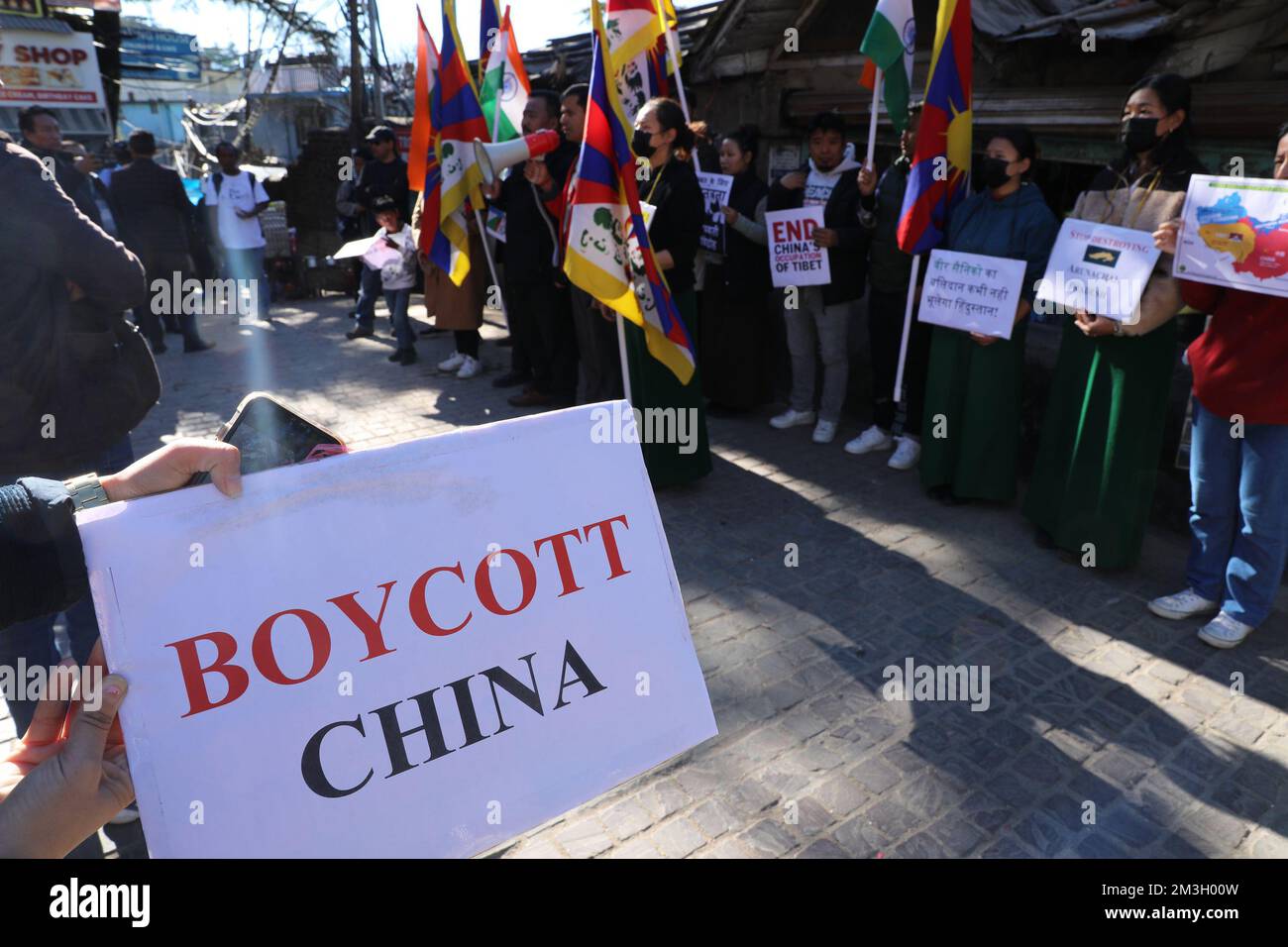 Non esclusiva: 15 dicembre 2022, Dharamshala, India: ONG tibetane e indiani locali partecipano a una manifestazione per protestare contro la Cina Arunach Foto Stock