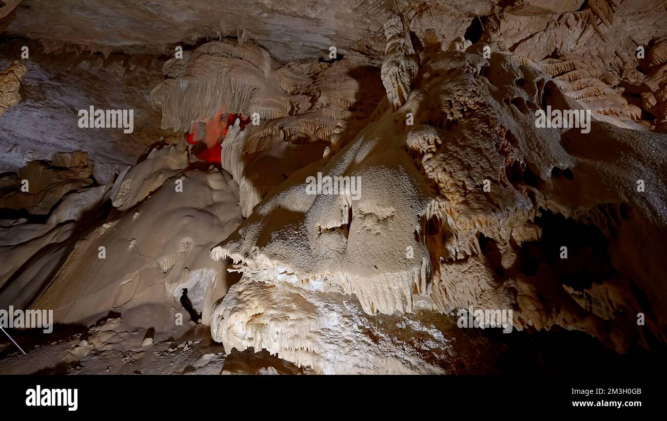 Vista all'interno della grotta sotterranea. Azione. Natura stupefacente delle grotte di pietra all'interno delle montagne, escursioni ai musei delle grotte Foto Stock