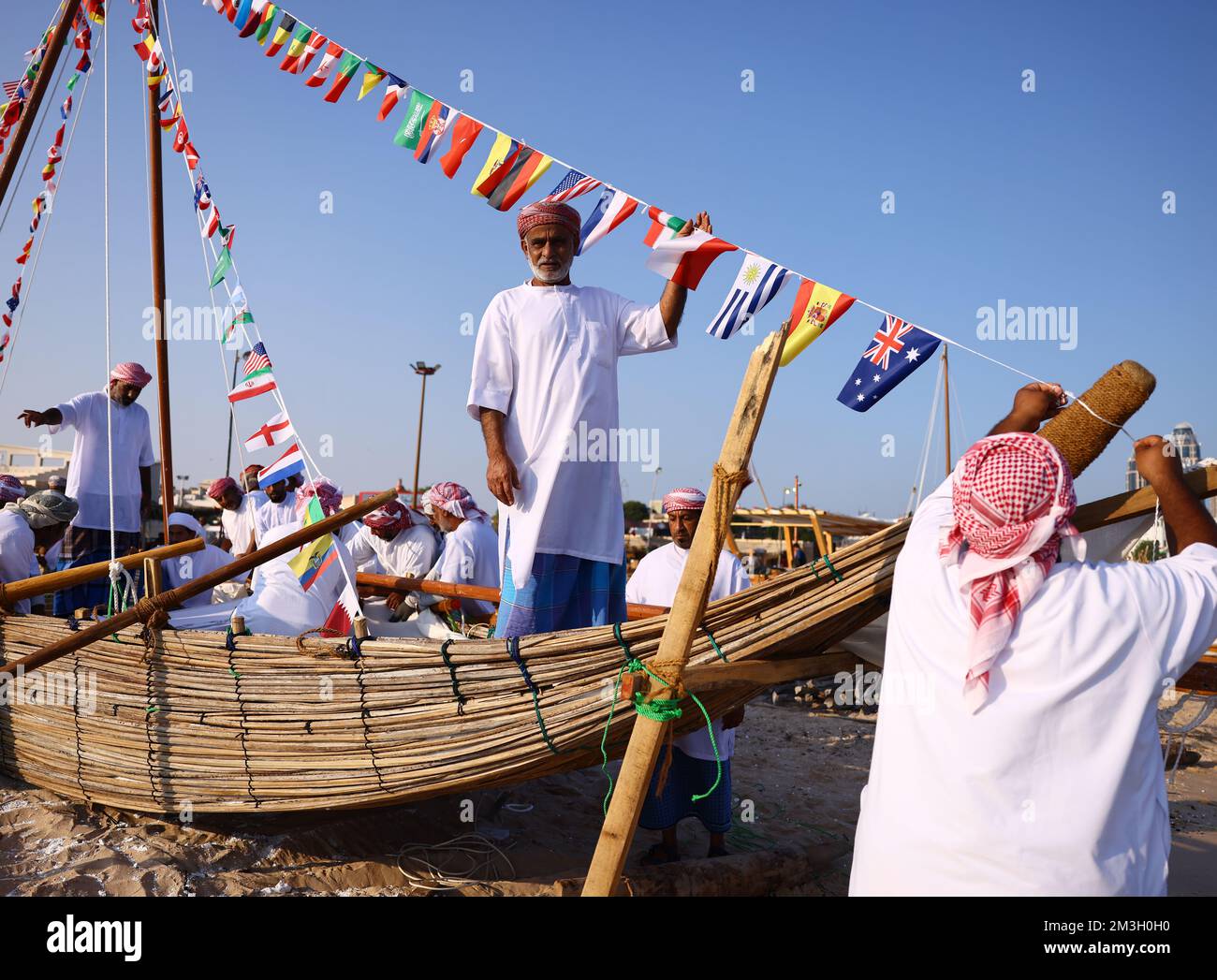 Doha, Qatar, 15th novembre 2022. Bandiere di nazioni concorrenti sono legami con una barca nel villaggio culturale di Katara a Doha intorno durante il Qatar 2022 Coppa del mondo. Il credito per le immagini dovrebbe essere: David Klein/Sportimage Credit: Sportimage/Alamy Live News Foto Stock