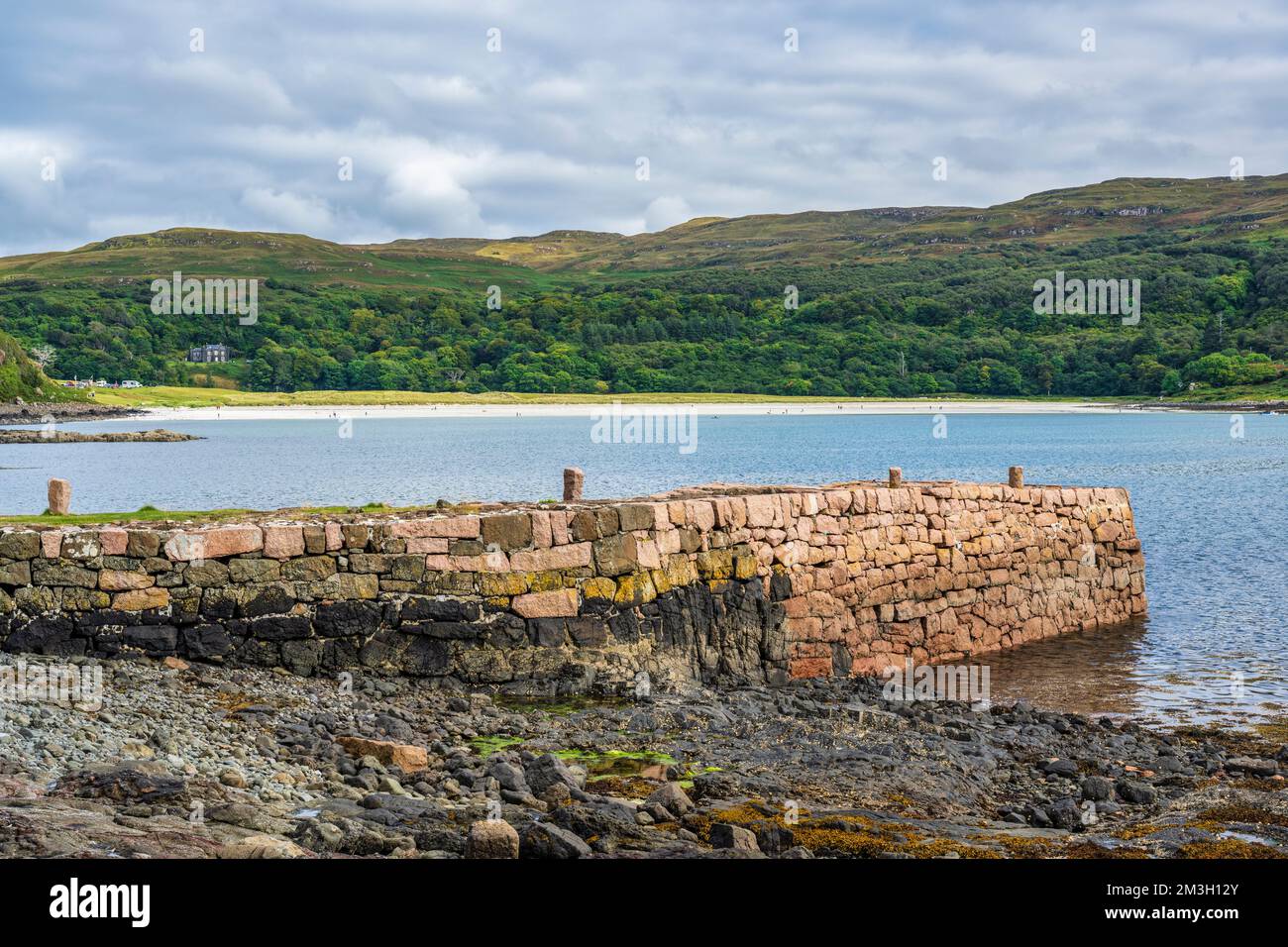 Vecchio molo di pietra a Calgary Bay sull'isola di Mull, Scozia, Regno Unito Foto Stock