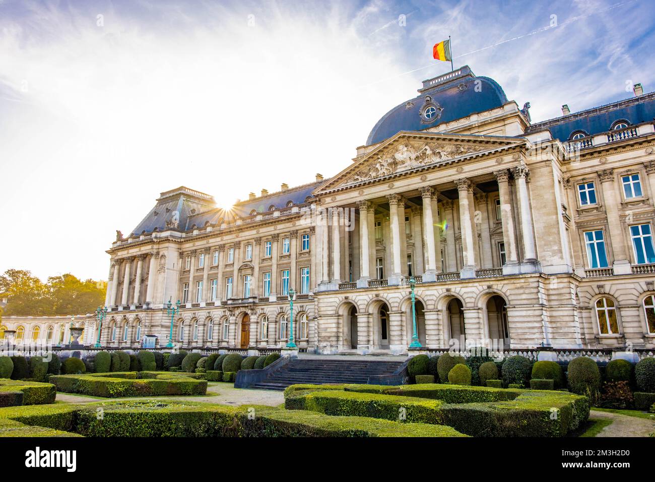 Palazzo reale di Bruxelles vista frontale nelle soleggiate giornate estive Foto Stock