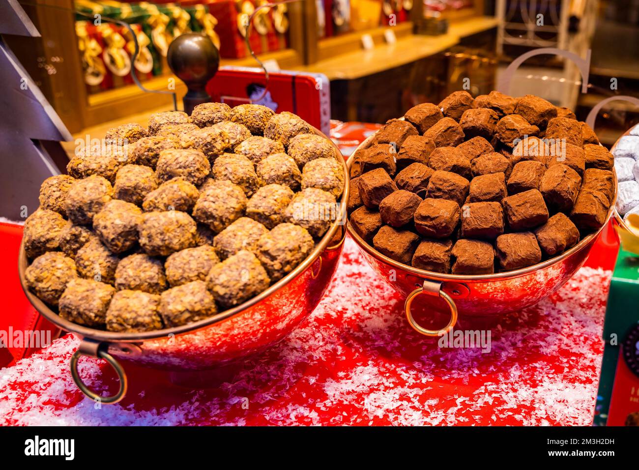 Gustoso cioccolato al tartufo scuro belga fatto a mano al banco Foto Stock
