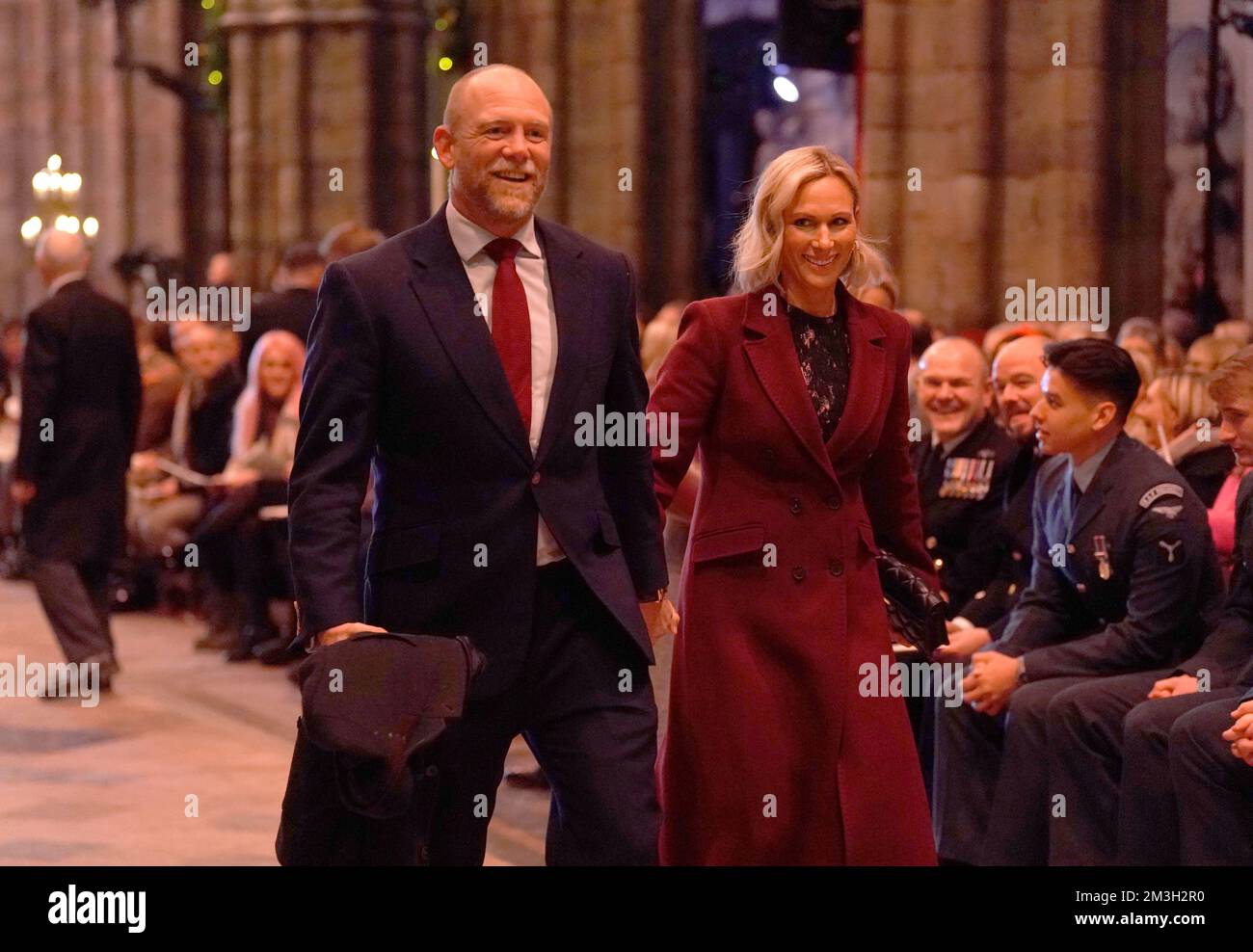 Mike e Zara Tindall in arrivo per il servizio Carol "Together at Christmas" all'Abbazia di Westminster a Londra. Data immagine: Giovedì 15 dicembre 2022. Foto Stock