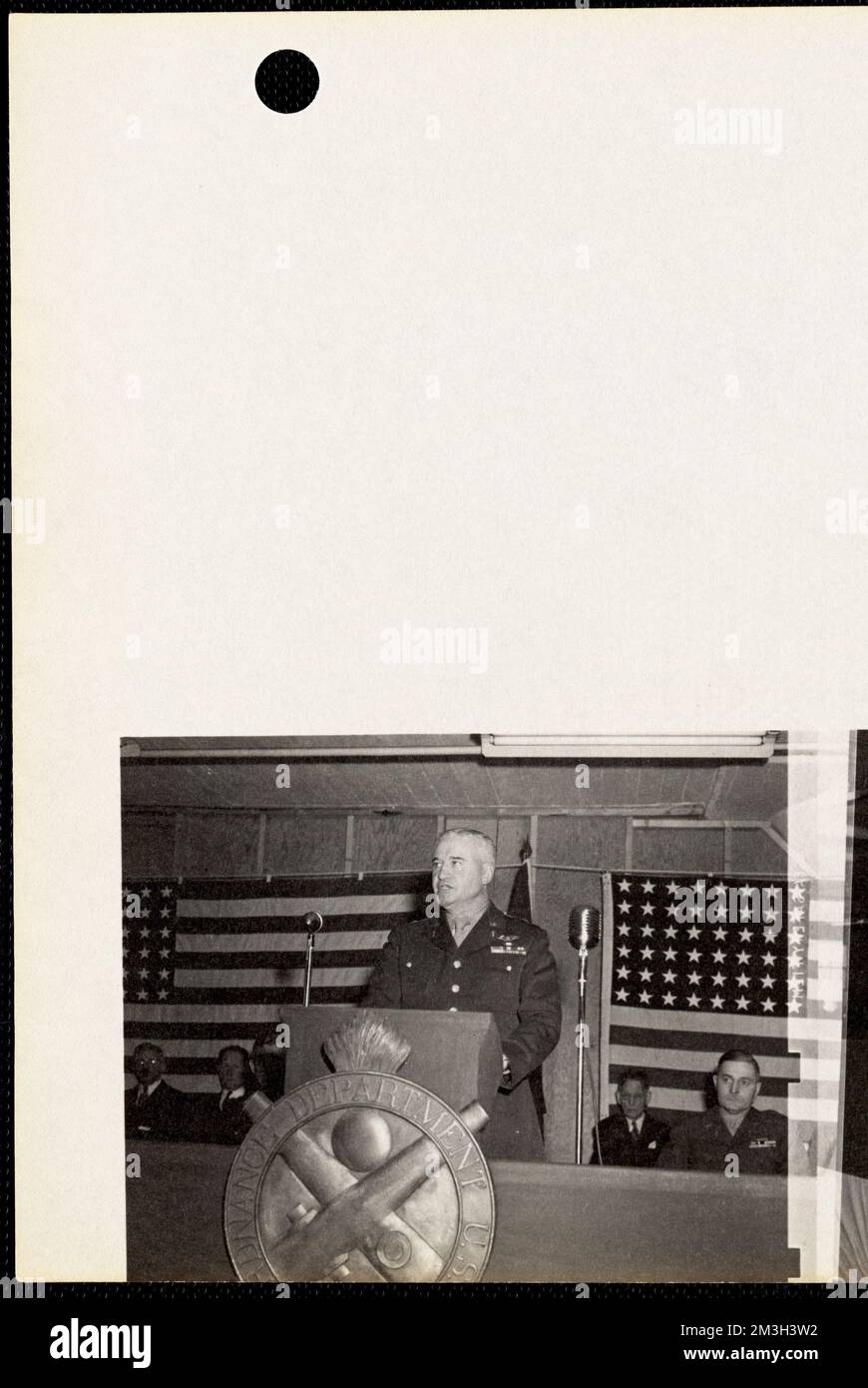 Ufficiale militare sul podio, parate militari e cerimonie, Messa dell'Arsenale di Watertown. Record degli Stati Uniti Esercito operativo Foto Stock