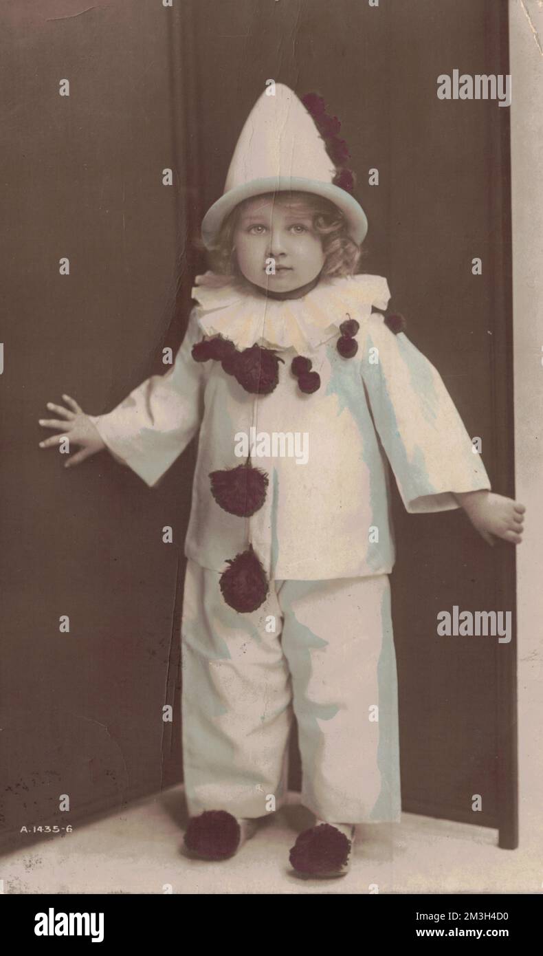 Bambino in vestito di clown bianco e nero, c.1914. Scansione ad alta risoluzione di una cartolina fotografica reale Foto Stock