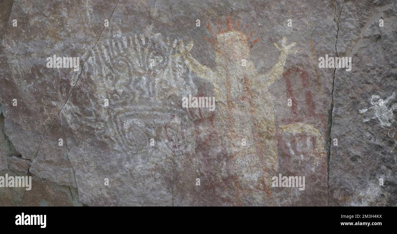 Presunti pittogrammi e pittogrammi pre-ispanici su una parete rocciosa sul bordo del fiume Santa Eulalia vicino al Reservorio de Sheque. Huanza e Sant Foto Stock