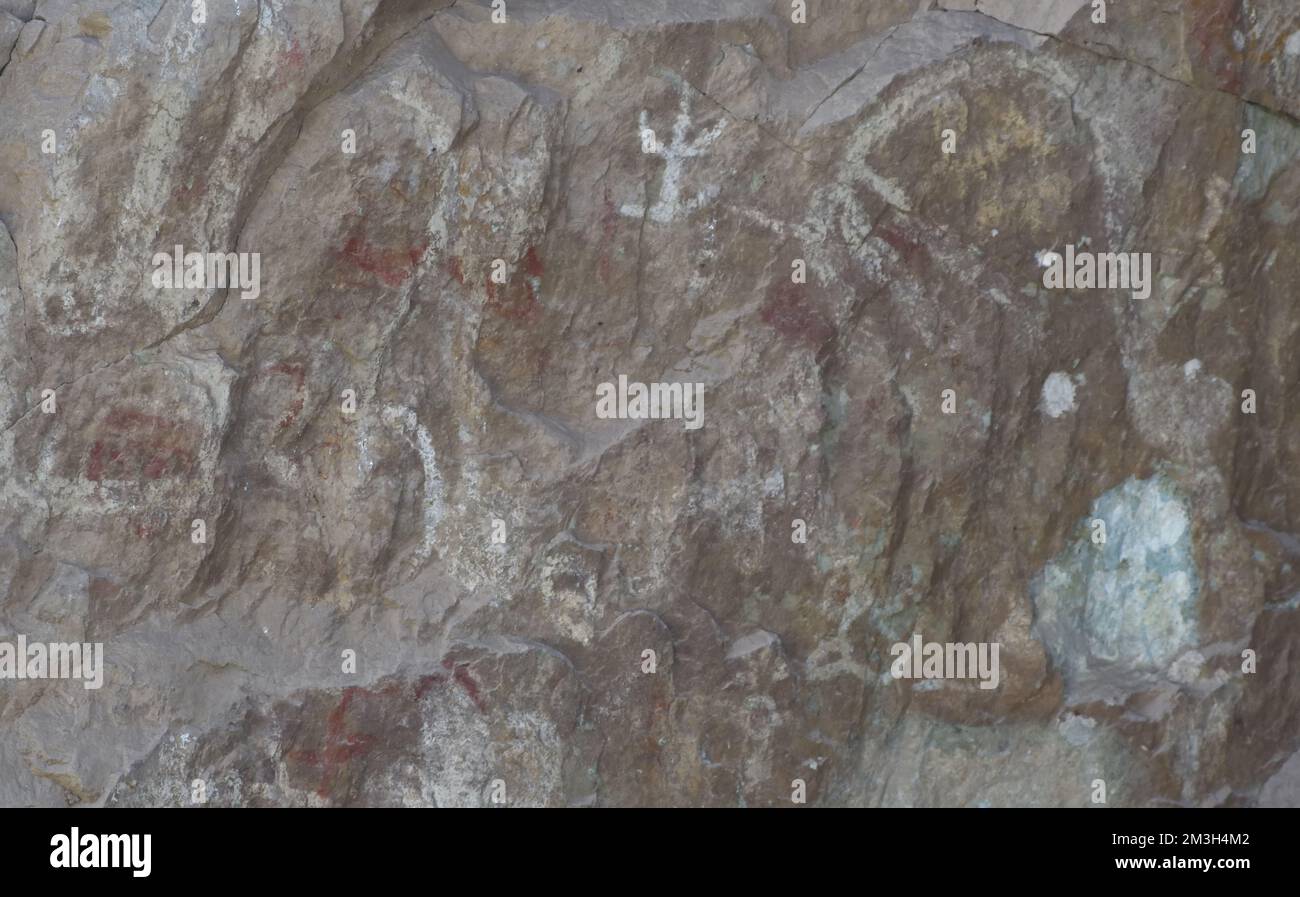 Presunti pittogrammi e pittogrammi pre-ispanici su una parete rocciosa sul bordo del fiume Santa Eulalia vicino al Reservorio de Sheque. Huanza e Sant Foto Stock
