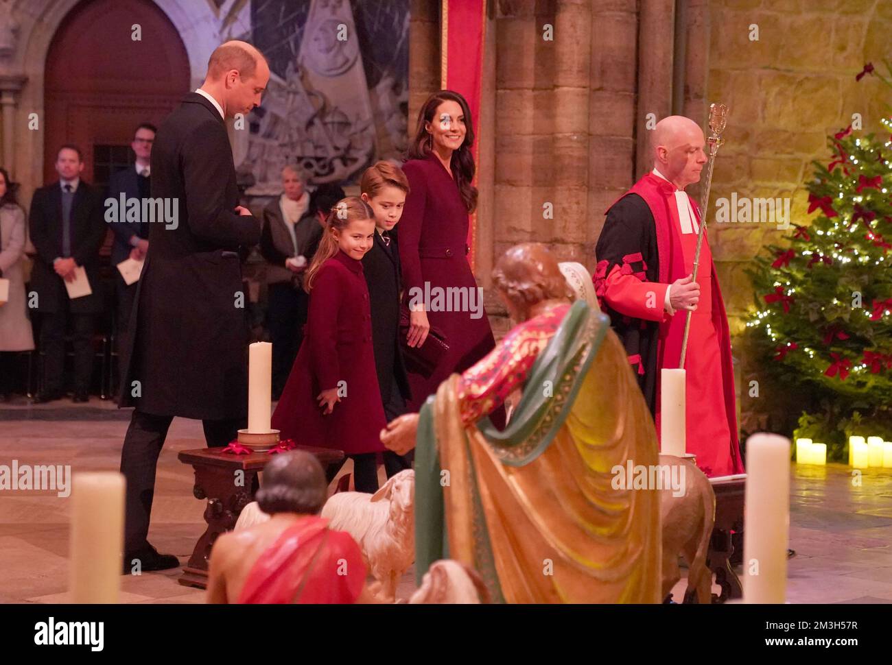 Il Principe e la Principessa di Galles arrivano con i loro figli la Principessa Charlotte e il Principe George per il servizio di carol "insieme a Natale" all'Abbazia di Westminster a Londra. Data immagine: Giovedì 15 dicembre 2022. Foto Stock