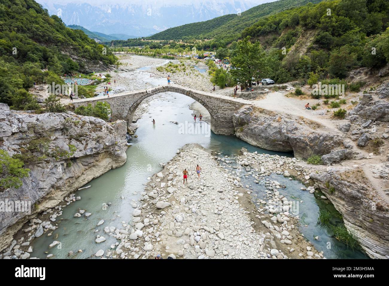 Veduta aerea delle sorgenti termali nel Canyon Langarica in Albania, Europa, Estate 2022 Foto Stock