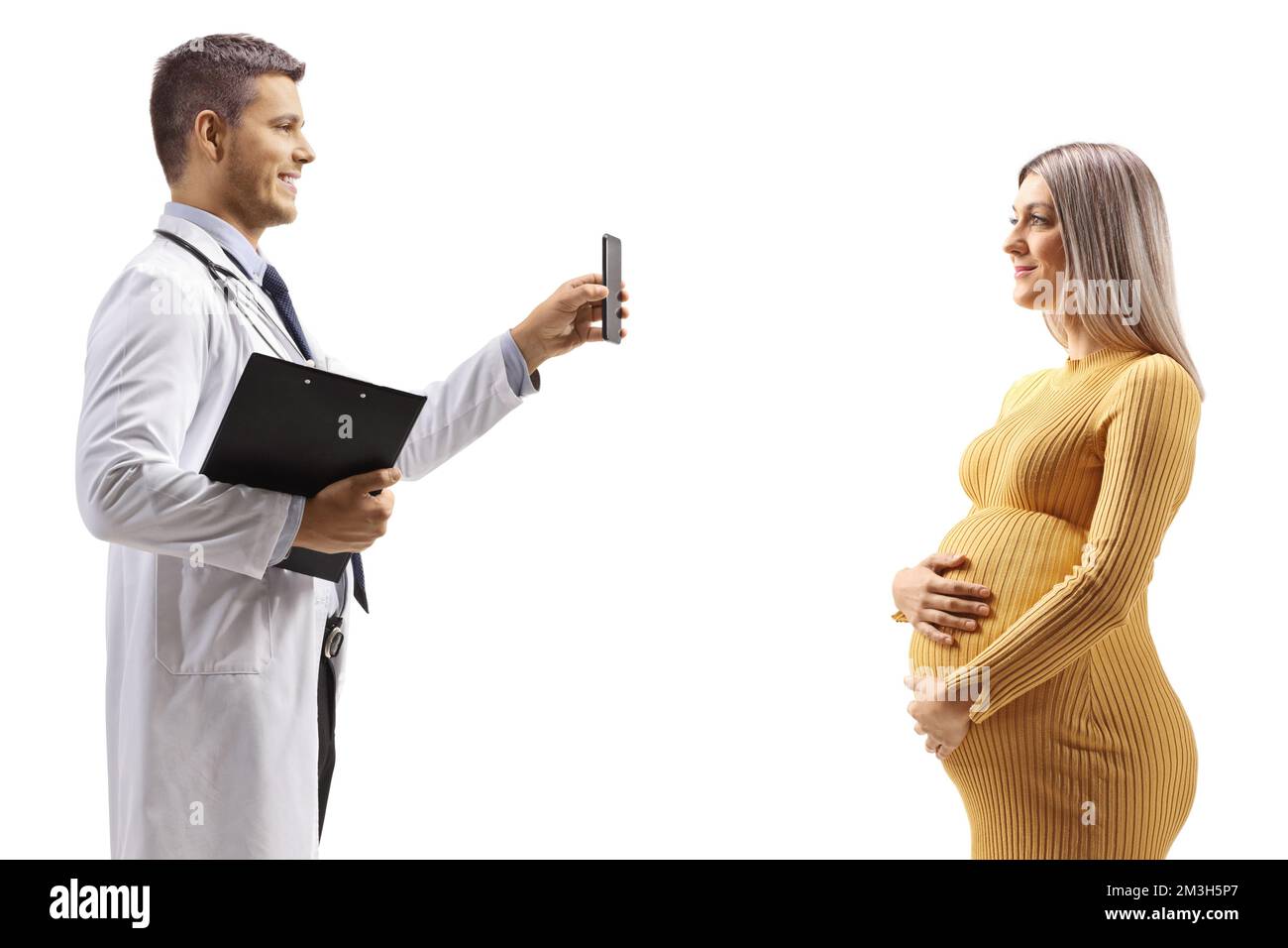 Medico che mostra un telefono cellulare a una donna incinta isolato su sfondo bianco Foto Stock