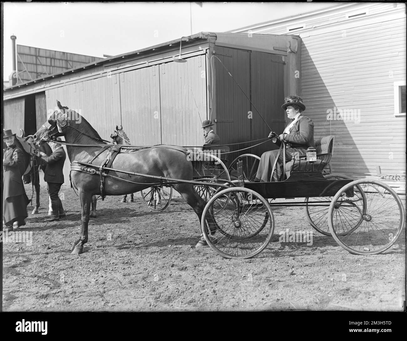 Miss Alice Sargent a Larz Anderson cavallo e buggy, Miss Dorothy Forbes guarda su, Brookline Riding School , cavalli, carrozze e. Collezione Leon Abdalian Foto Stock