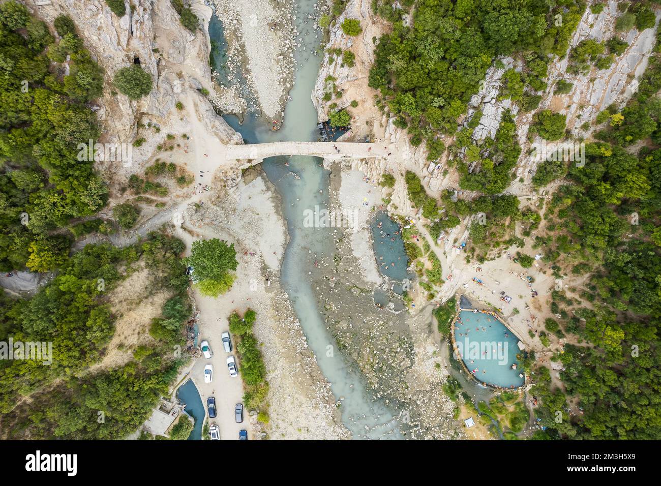 Veduta aerea delle sorgenti termali nel Canyon Langarica in Albania, Europa, Estate 2022 Foto Stock