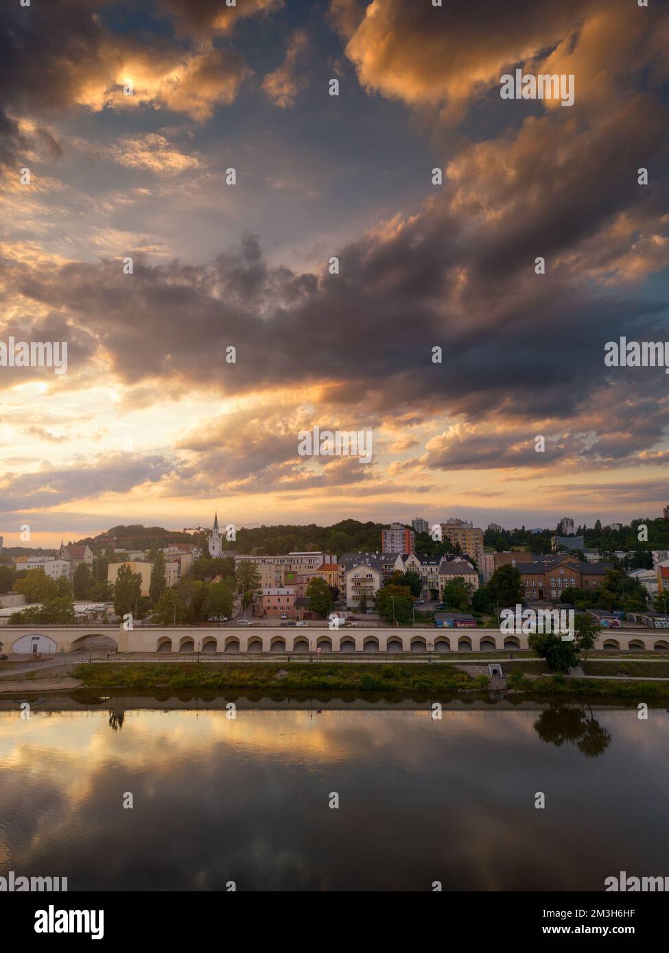 Splendido tramonto sul viale della città e sugli edifici Foto Stock