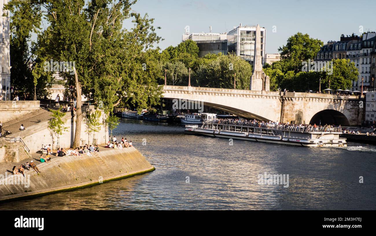 Prendere il sole sulla riva della Senna, Parigi, Francia Foto Stock
