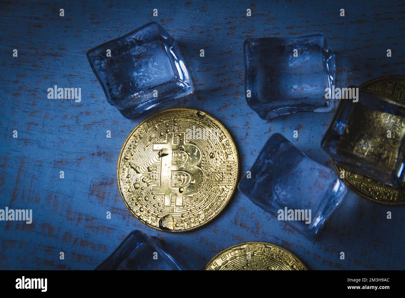 Moneta di ghiaccio e bitcoin. Congelamento dei conti di criptovaluta. Moneta bitcoin congelata.. Foto Stock
