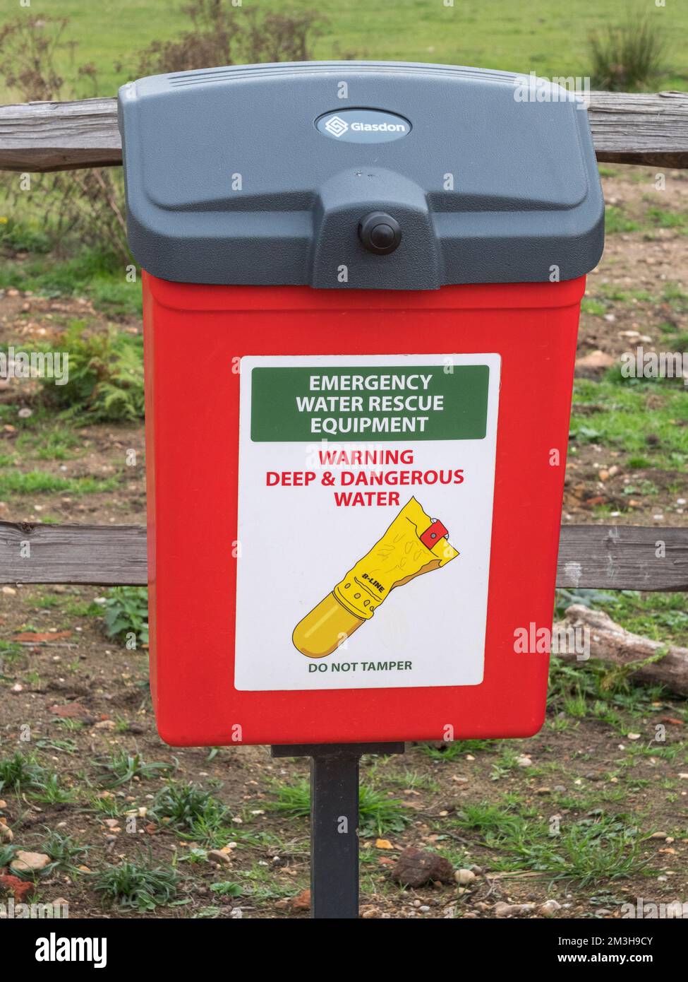 Cassetta di salvataggio di emergenza (un trowline di salvataggio) accanto a Pen Ponds, Richmond Park, Regno Unito. Foto Stock